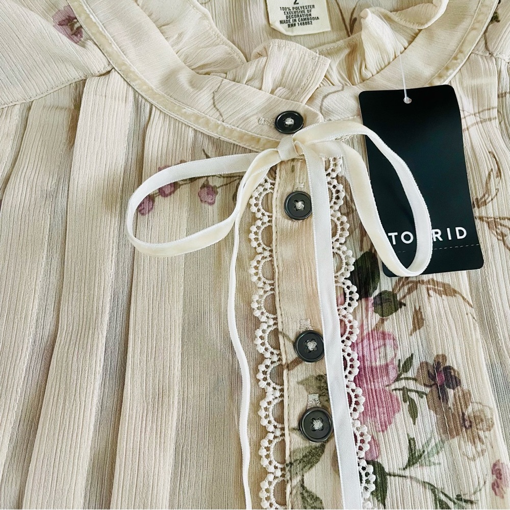 NWT Torrid Festi Ivory Floral Pleated Ruffle Neck Ribbon Accent Romantic Blouse - Picture 6 of 12